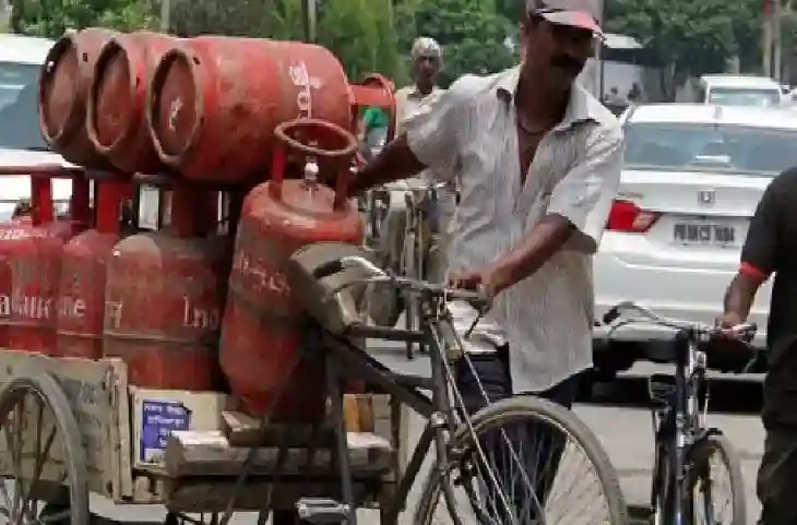 LPG Gas Cylinder Price Hike: 10-20 रुपये नहीं सीधा इतने रुपये ऊपर भागा घरेलू गैस का दाम- देखें अब कितने में मिलेगा