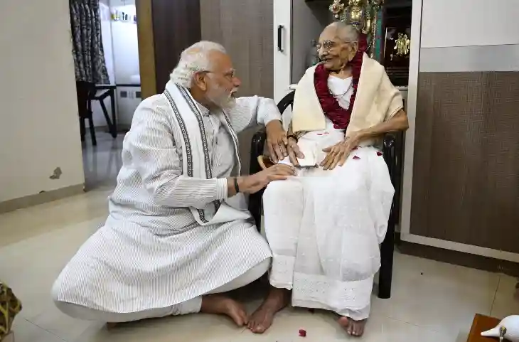 Heeraben Birthday: मां के 100वें जन्मदिन पर PM Modi ने पैरे धुले, चरणों में बैठे और साथ में पूजा की- देखें तस्वीरें