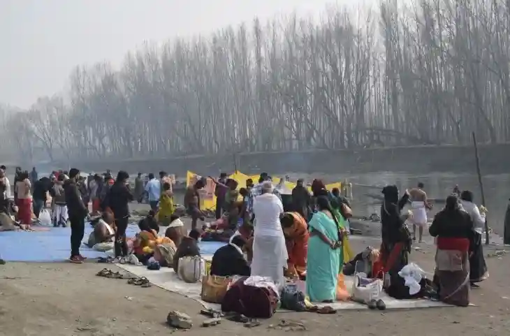 12 साल बाद कश्मीर में लगा ‘पुष्कर मेला’- ठिठुरन भरी ठंड में हजारों श्रद्धालुओं ने किया स्नान