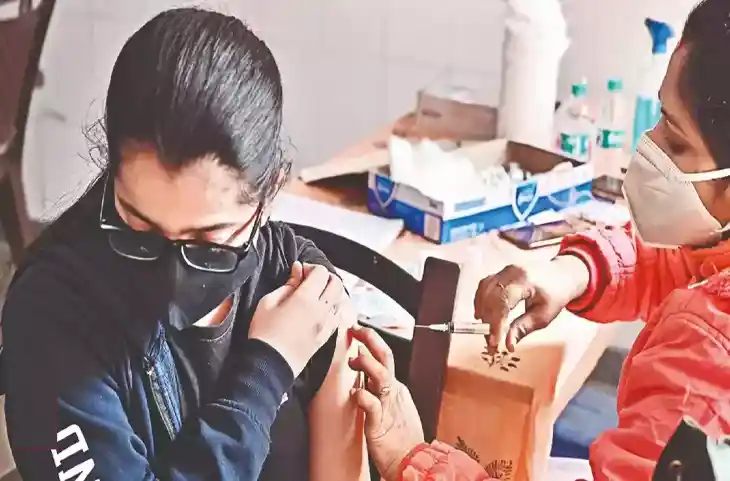 NOIDA और Lucknow में बढ़े कोरोना के मरीज, मास्क जरूरी, योगी का आदेश ढूंढ़-ढूंढ़ कर लगाई जाए कोरोना वैक्सीन