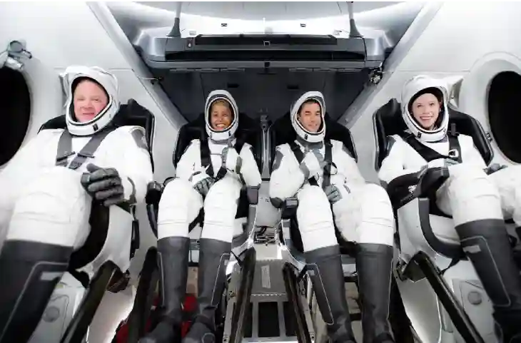 SpaceX Inspiration4: धरती पर लौटे चारों शौकिया एस्ट्रोनॉट्स, देखें यान की लैंडिंग का रोमांचक वीडियो