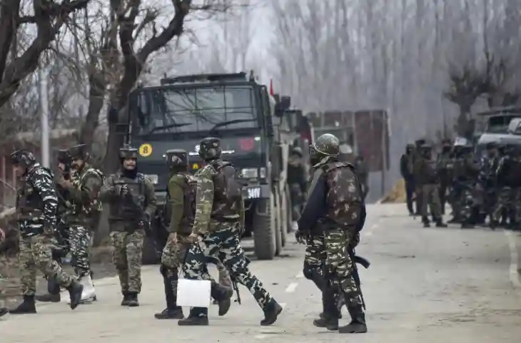 PM Modi के कश्मीर दौरे से पहले बढ़ीं आतंकी वारदातें, सुरक्षाबलों ने 24 घण्टों में 4 आतंकियों को मार गिराया