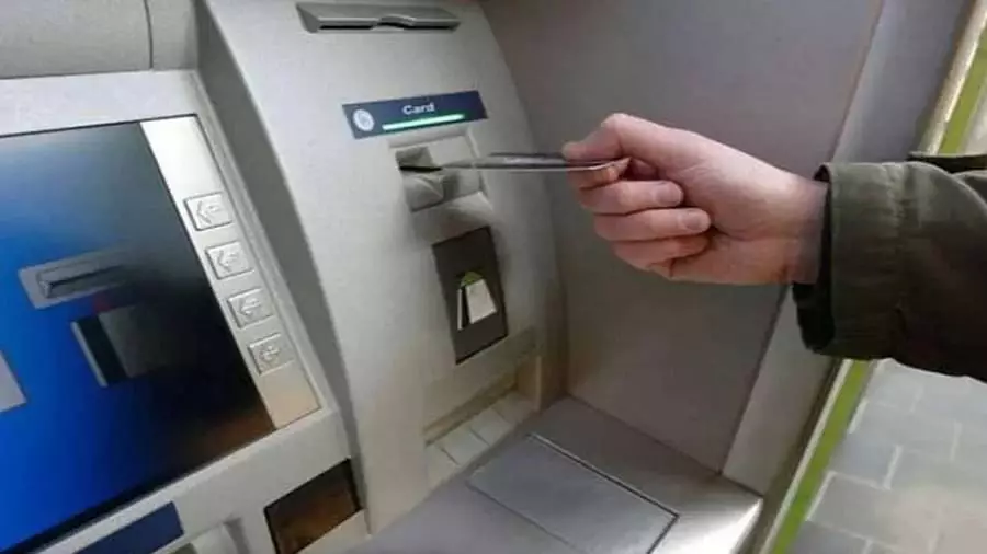 पैसा निकालने के लिए बार-बार करते हैं ATM इस्तेमाल? 1 जनवरी से न करें ये गलती वरना…