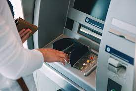 ATM से पैसा निकालना पड़ेगा महंगा, RBI ने किया बदलाव, जान लें नियम नहीं तो लग सकता है चूना