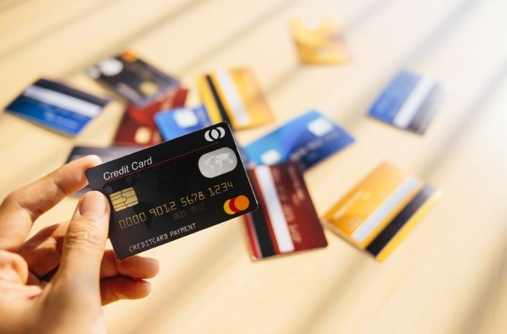 एक से ज्यादा Credit Cards रखते हैं तो पढ़ लें खबर, देखिए होता है फायदा या नुकसान