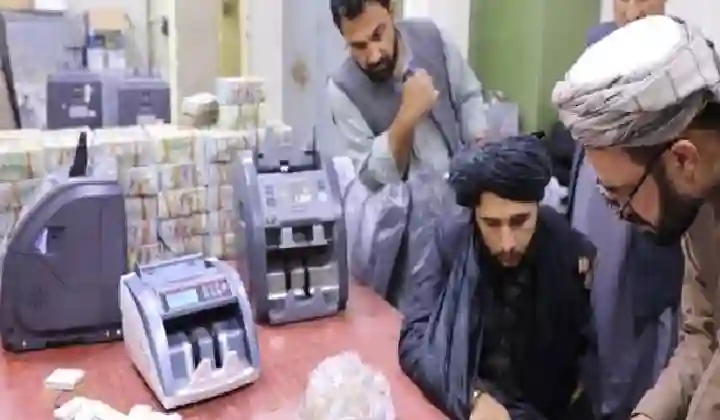 कंगाल तालिबान पहली बार अफगानिस्तान  में शुरू करेगा ATM सर्विस, जानें फिर भी क्यों लोगों में छायी उदासी