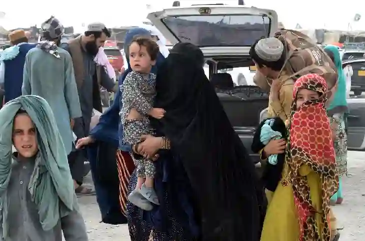 Afghanistan को तालिबान ने बना दिया नरक- एक बच्चे का पेट भरने के लिए मां दूसरे को बेचने पर मजबूर