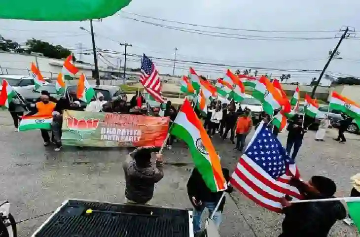 CM योगी आदित्यनाथ के जीत पर America में निकाली गई ‘हाउडी योगी’ कार रैली, Pakistan बोला ये कैसे हो…