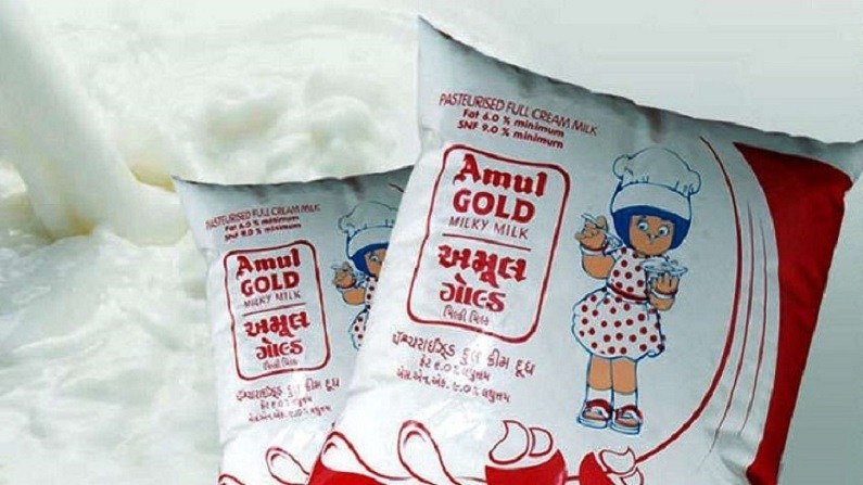 Amul Milk: दूध पर मंहगाई की मार, 2 रुपये प्रति लीटर महंगा हो गया अमूल का दूध!