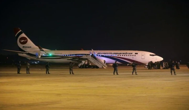 Bangladesh जा रही फ्लाइट के Pilot को बीच आसमान आया हार्ट-अटैक, 126 यात्रियों की जान मुश्किल में!