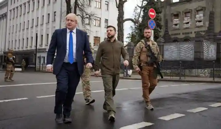 Kyiv की सड़कों पर घूमते दिखे बोरिस जॉनसन और जेलेंस्की, यूक्रेन के लोगों से बोले- ‘डरो मत, रूस को हम समझाएंगे!’
