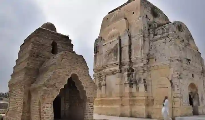 पाकिस्तानी मौलानाओं में खलबली, जमीन ने उगला ढाई हजार साल पुराना मंदिर और मूर्तियां