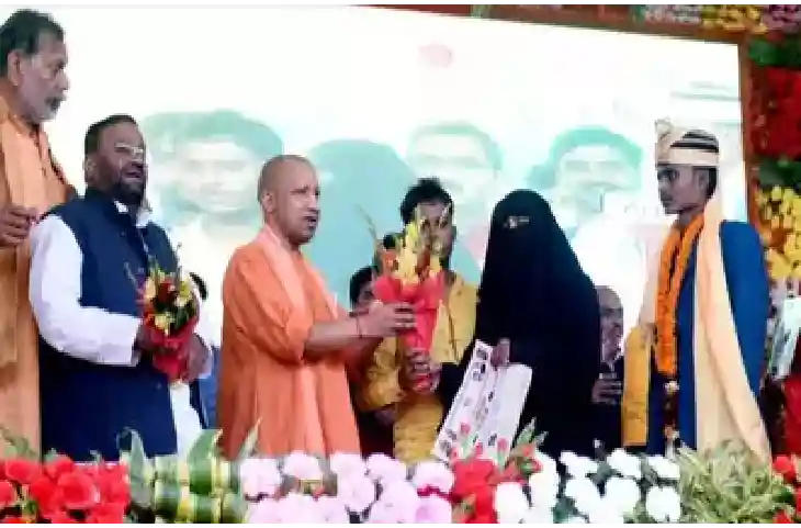 मुसलमानों के शादी समारोह में पहुंचे यूपी के CM योगी आदित्यनाथ, दूल्हा-दुल्हनियों को दिया आशीर्वाद