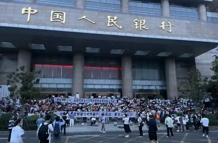 China Bank Crisis: चीन के 4000 बैंक कंगाल! China Central Bank ने खाते किए फ्रीज, बैंकों के बाहर लाखों की भीड़, हिंसक प्रदर्शन