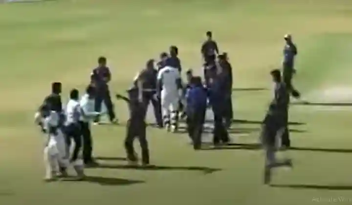 T20: क्रिकेट मैदान बना ‘जंग का अखाड़ा’, खिलाड़ियों में जमकर चले लात-घूंसे, देखें Video