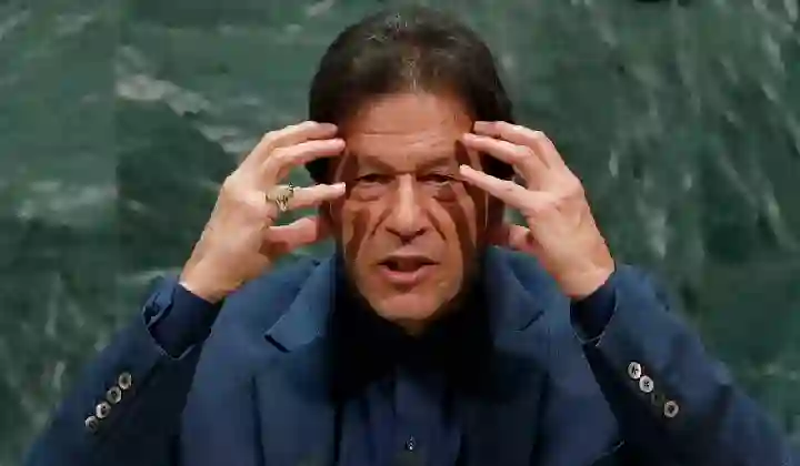 इमरान खान को कौन कर रहा ब्लैकमेल? भरी संसद में पाकिस्तान के प्रधानमंत्री ने किया ‘ब्लैकमेलिंग’ का खुलासा