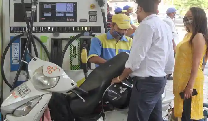 Petrol-Diesel Price Today: साल के आखिरी दिन कितने रुपये में बिक रहा पेट्रोल-डीजल? जानें दिल्ली-नोएडा का भाव