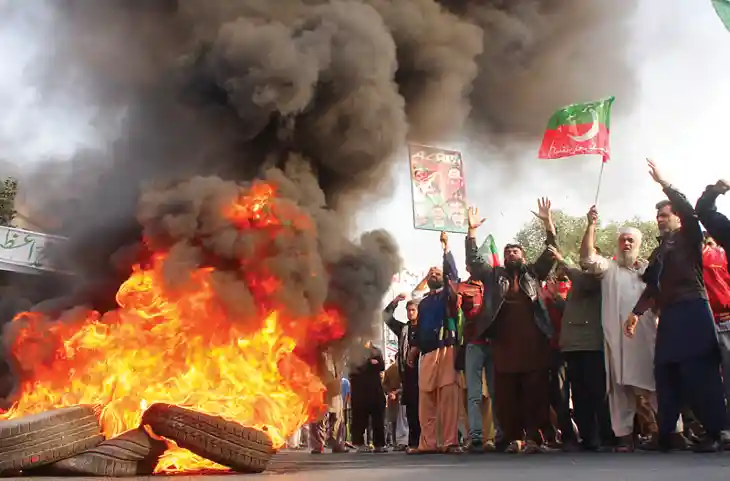 Pakistan के विस्फोटक हालात- सिविल वॉर शुरू! इमरान खान के वर्कर्स खेत-खलिहानों-कस्बों में आग लगाते बढ़ रहे आगे