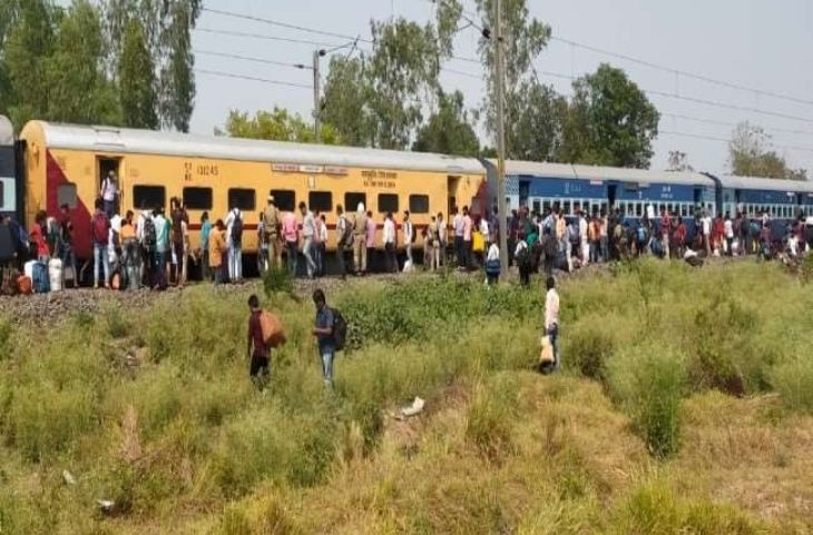 The Burning Train: यशवंतपुर से गोरखपुर जा रही राप्तीसागर एक्सप्रेस में लगी आग, यात्रियों ने चेन खींचकर बचाई जान