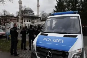 कट्टरपंथी मुसलमानों पर फ्रांस की बड़ी कार्रवाई, मस्जिद पर ताला- आतंक फैलाने वाला इमाम जाएगा जेल!