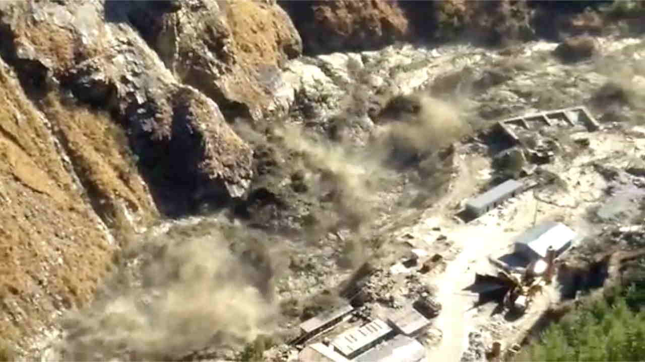 Watch Video: उत्तराखंड में फिर जल प्रलय! ग्लेशियर टूटने से ऋषि गंगा पावर प्रोजेक्ट तबाह,  UP में भी हाई अलर्ट, कई लोग लापता,  हेल्पलाइन नंबर जारी