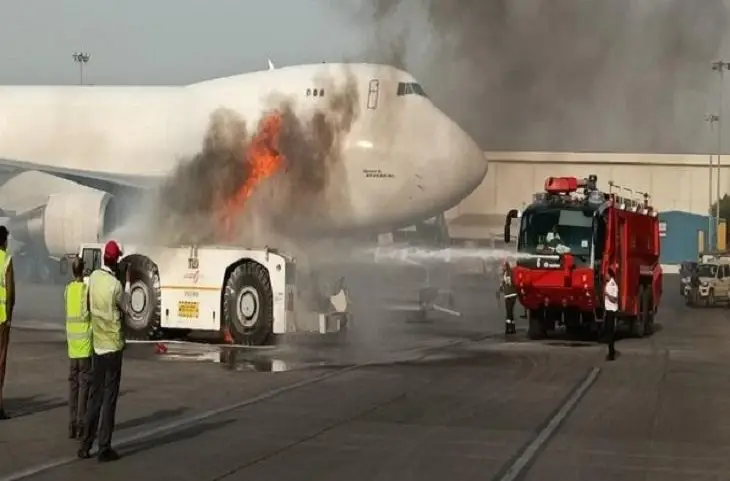 दिल्ली के IGI Airport पर टला बड़ा हादसा, विमानों के पास पुशबैक वाहन में आग लगने से मचा हड़कंप- देखे वीडियो