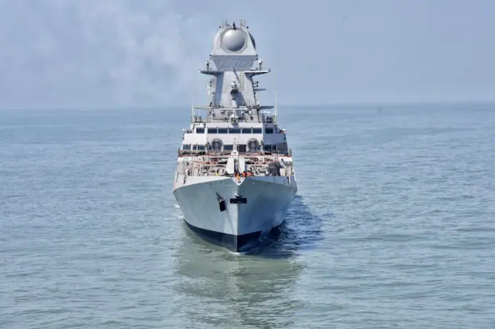 भारत की बढ़ेगी समुद्री ताकत, नौसेना में शामिल हुआ INS विशाखापत्तनम, ब्रह्मोस और बराक मिसाइल से लैस