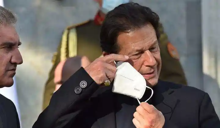 Pakistan में शुरू हो गई खींचातानी- Imran Khan को किसने दी चेतावनी- कहा ISI चीफ बदलो वरना…