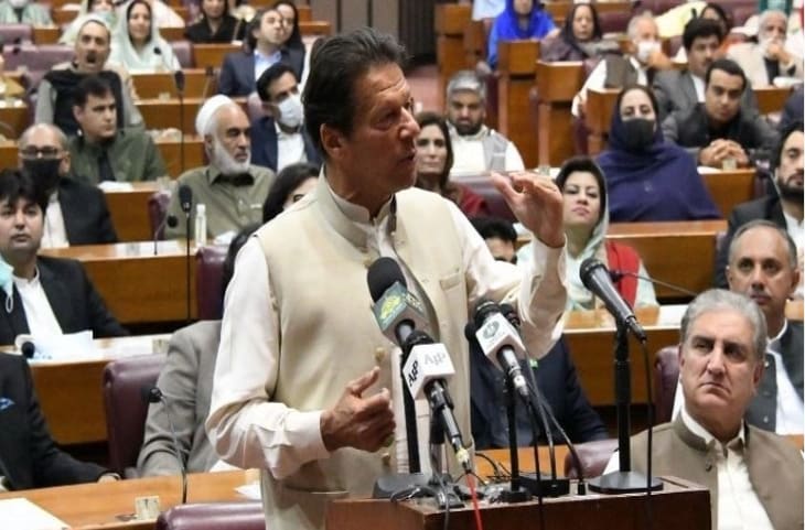 Pakistan कैबिनेट मंत्री फवाद चौधरी ने उड़ाया Imran Khan का मजाक, बोले पीएम की जुबान फिसल जाती है