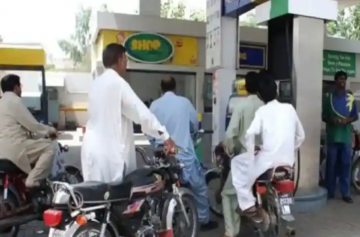 30 रुपये महंगा हुआ Petrol-Diesel पहुंचा 200 के पार, भारत नहीं मगर इस देश में…!