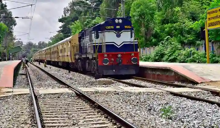 Indian Railway Recruitment 2022: ग्रेजुएशन में आए अगर 55% मार्क्स तो रेलवे करेगा आपको भर्ती, 74 हजार देगा सैलरी