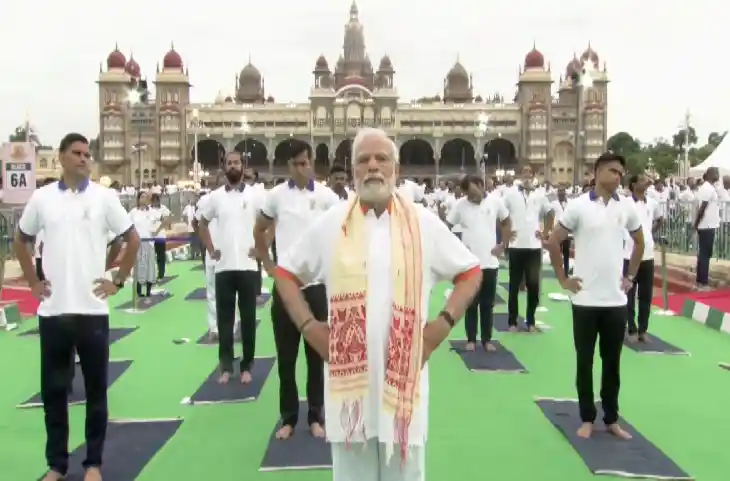 International Yoga Day: मैसूर पैलेस ग्राउंड में PM Modi के साथ हजारों लोगों किया योग, मोदी बोले- योग को अपनाना भी है पनपाना भी