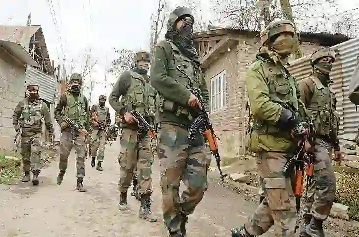 Jammu-Kashmir में धरे गए आतंकियों की मदद करने वाले, करोड़ों की हेरोइन के साथ हथियार भी बरामद