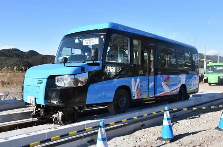 दुनिया की आई पहली Dual Mode Bus- सड़क के साथ रेल की पटरियों पर भी भरेगी 100KM प्रति घंटा से फर्राटा