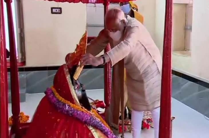 PM Modi in Jessoreshwari Temple Bangladesh: जेशोरेश्वरी मंदिर में पीएम मोदी ने मां काली को अर्पित किया स्वर्ण मुकुट, साष्टांग प्रणाम