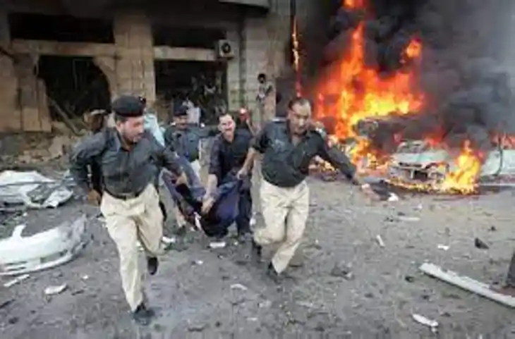 Pakistan: कराची में जबरदस्त धमाका, बैंक की इमारत उड़ी, दर्जनों की मौत, चारों ओर लाशों के चीथड़े