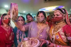 Karwa Chauth 2021: पति के प्राणों के लिए घातक साबित हो सकती हैं करवा चौथ की पूजा में जरा सी चूक, ऐसे करें पूजन