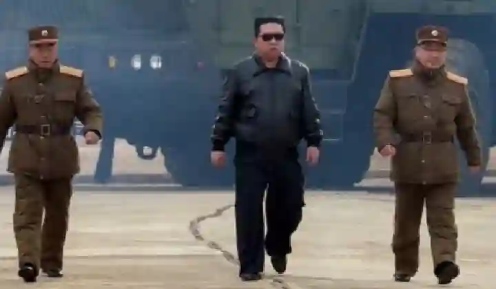 Kim Jong का टशन! हीरो की तरह स्लो मोशन में आए, तबाही का इशारा करते ही दाग दी घातक मिसाइल, देखें वीडियो