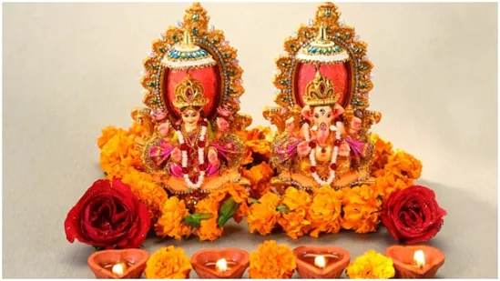 Diwali 2021: लक्ष्मी पूजा के लिए दिनभर में 5 शुभ मुहूर्त, जानें पूजा की विधि, समय और ध्यान रखने वाली बातें