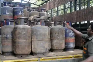 दिवाली से पहले महंगाई की मार, 2 हजार रुपए के पार पहुंचे LPG के दाम, जानें नयी कीमत