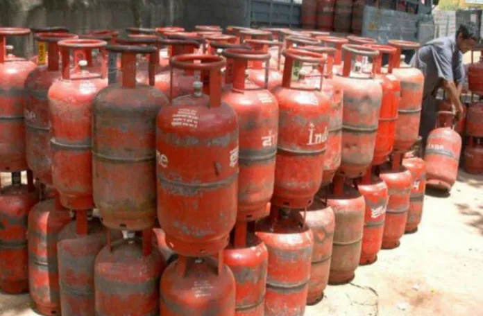 LPG Cylinder Price: चार दिन में दूसरी बार बढ़ी रसोई गैस सिलेंडर की कीमत, जानें नया रेट