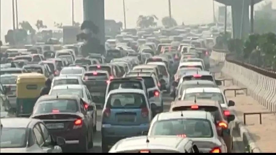 चोक हुई Delhi-NCR, ट्रकों की एंट्री बंद होने से बॉर्डर पर लगा 5 KM तक लंबा जाम