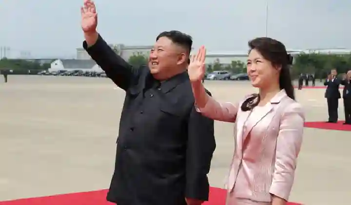 घातक मिसाइल के परीक्षणों के बाद किम जोंग पहली बार पत्नी के साथ आए नजर, लूनर न्यू ईयर मनाने पहुंचे एक-साथ