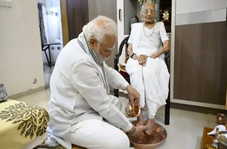 #HeerabenBirthday: PM Modi की मां हीराबेन का 100वां जन्मदिन, मां के पैर धोकर पीएम मोदी ने लिया आशीर्वाद