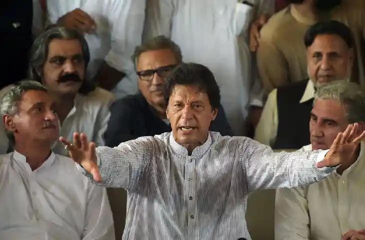 Imran Khan के खिलाफ Pakistan की हवा में घुल चुकी है बगावत की आंधी! बाजवा ने लिखनी शुरू की दूसरे प्रधानमंत्री की पटकथा
