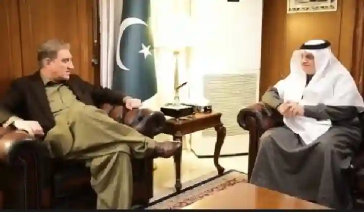 पाकिस्तान के विदेश मंत्री कुरैशी ने सऊदी राजदूत को दिखाया ‘जूता’, लोग बोले- ‘रस्सी जल गई लेकिन बल नहीं गया…’