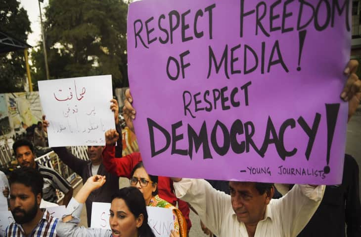 Pakistan मीडिया के खिलाफ ISI का कोवर्ट ऑपरेशन, हामिद मीर और असमां शिराजी के बाद निशाने पर जुगनू मोहसिन