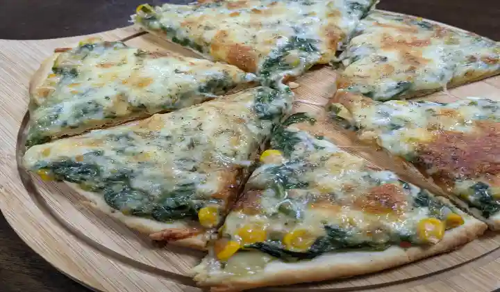 Palak Corn Pizza Recipe: सिर्फ 15 मिनट में बनाएं पालक कॉर्न पिज्जा, बच्चों हो या बड़े जी भरकर खाएंगे
