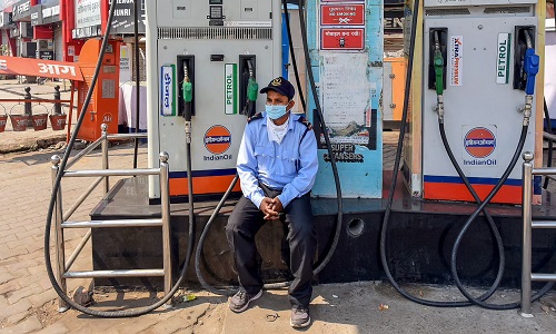 Petrol-Diesel Price Today: दिल्ली में महंगा तो नोएडा में सस्ता बिक रहा पेट्रोल, जानिए आपके शहर में कितनी है पेट्रोल-डीजल की कीमत ?