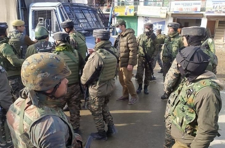 Srinagar में CRPF कैंप पर पेट्रोल बमों से हमला, बाल-बाल बचा हादसा, आतंकियों की तलाश में सर्च ऑपरेशन जारी
